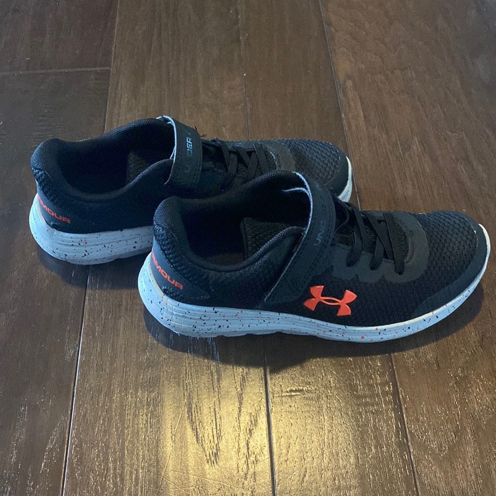 Boys Under Armour tennis shoes 2.5Y